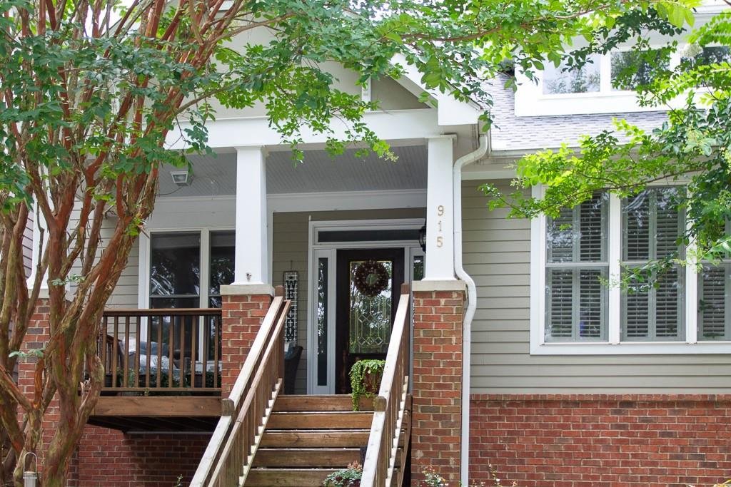 Upgraded townhome in a gated community walking distance to Downtown Roswell, Georgia